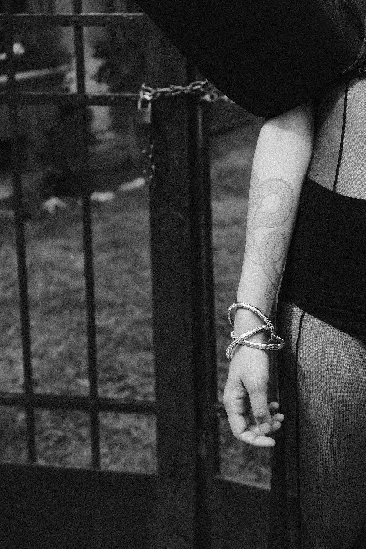 The Intimacy of Humans — Dettaglio braccio