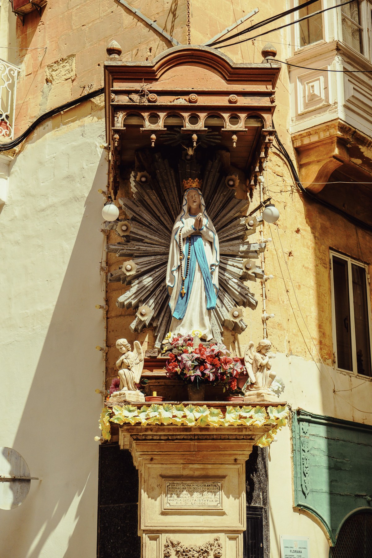 Edicola votiva — Street Photography