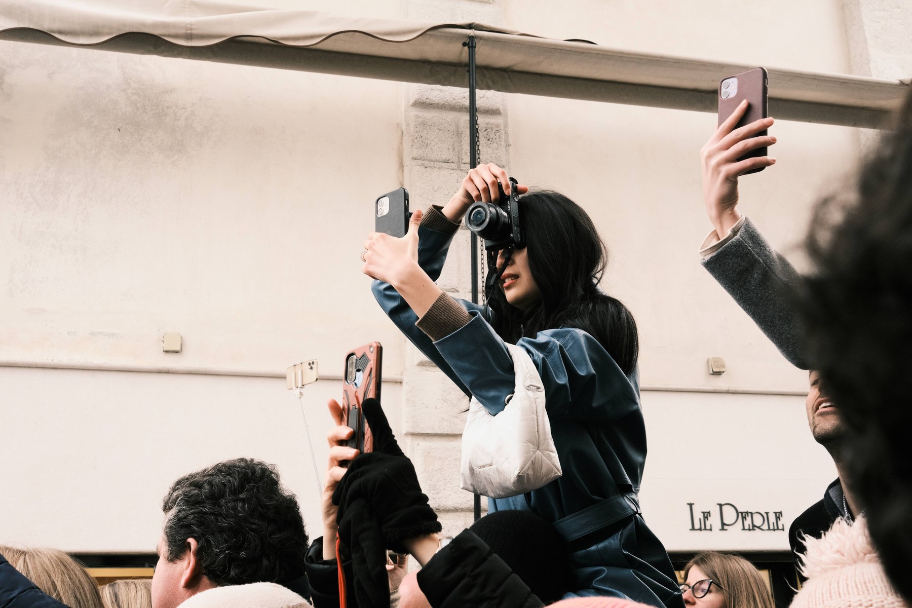 Folla con telefoni — Street Photography