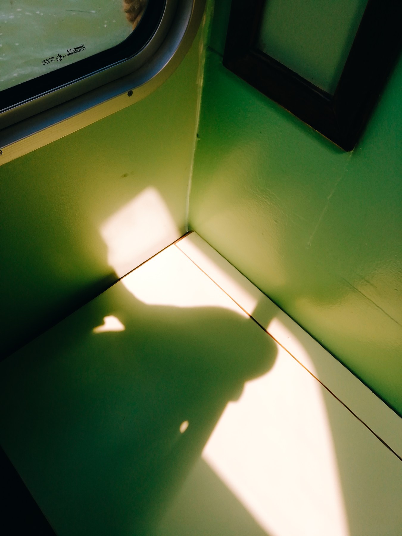 Ombra sul treno — Street Photography