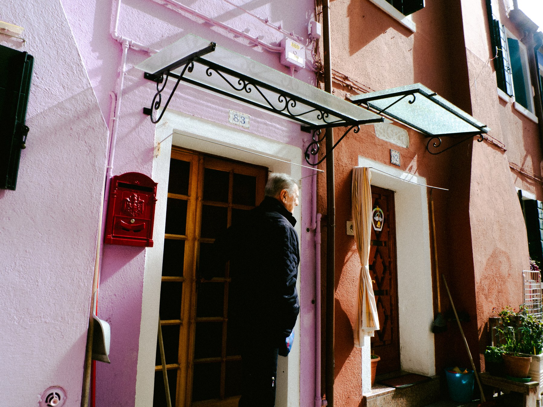 Anziano a Burano — Street Photography